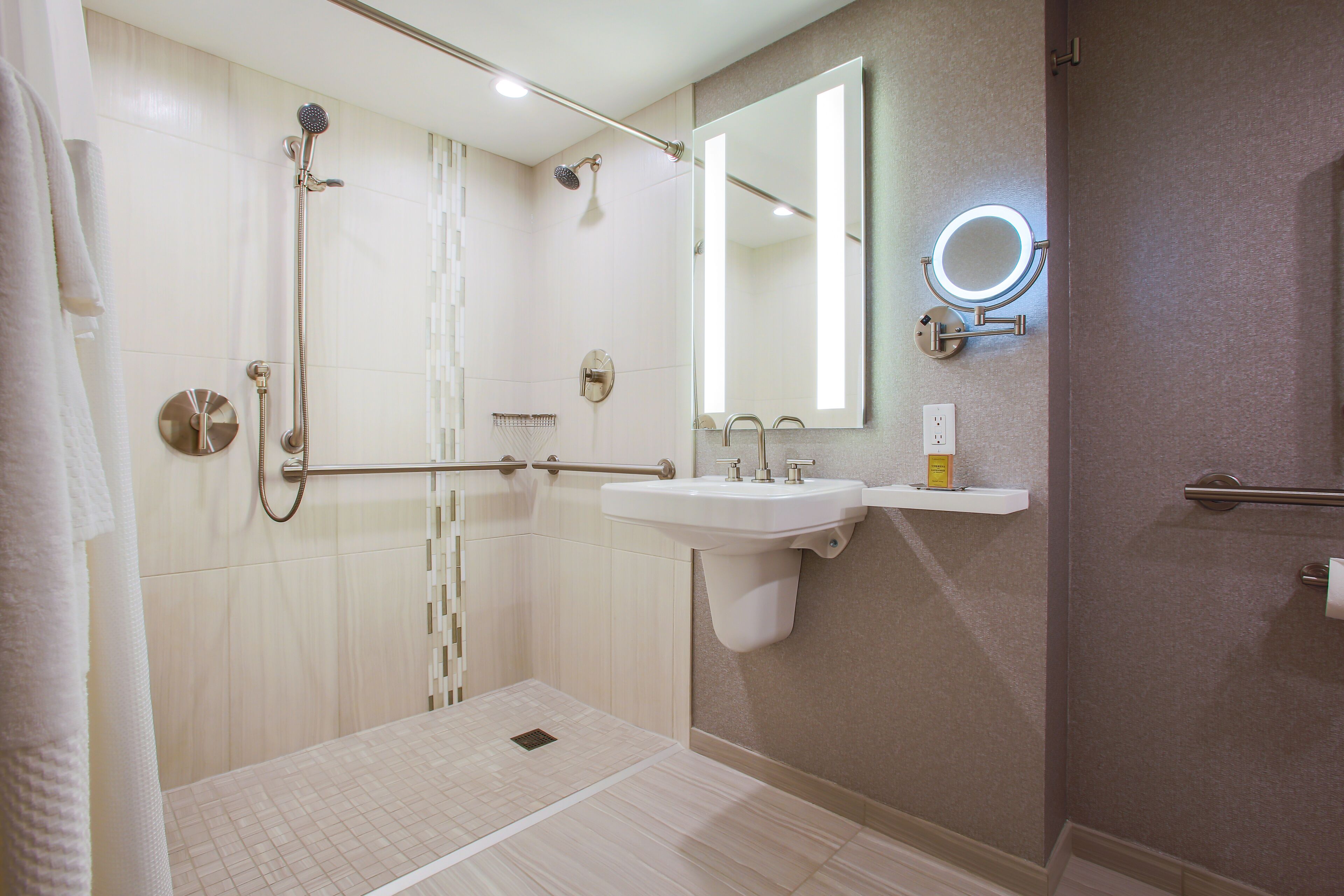 room, accessible, non smoking | bathroom | free toiletries, hair dryer, towels