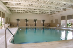 Indoor pool, sun loungers - DoubleTree by Hilton Chicago - Alsip (Alsip)
