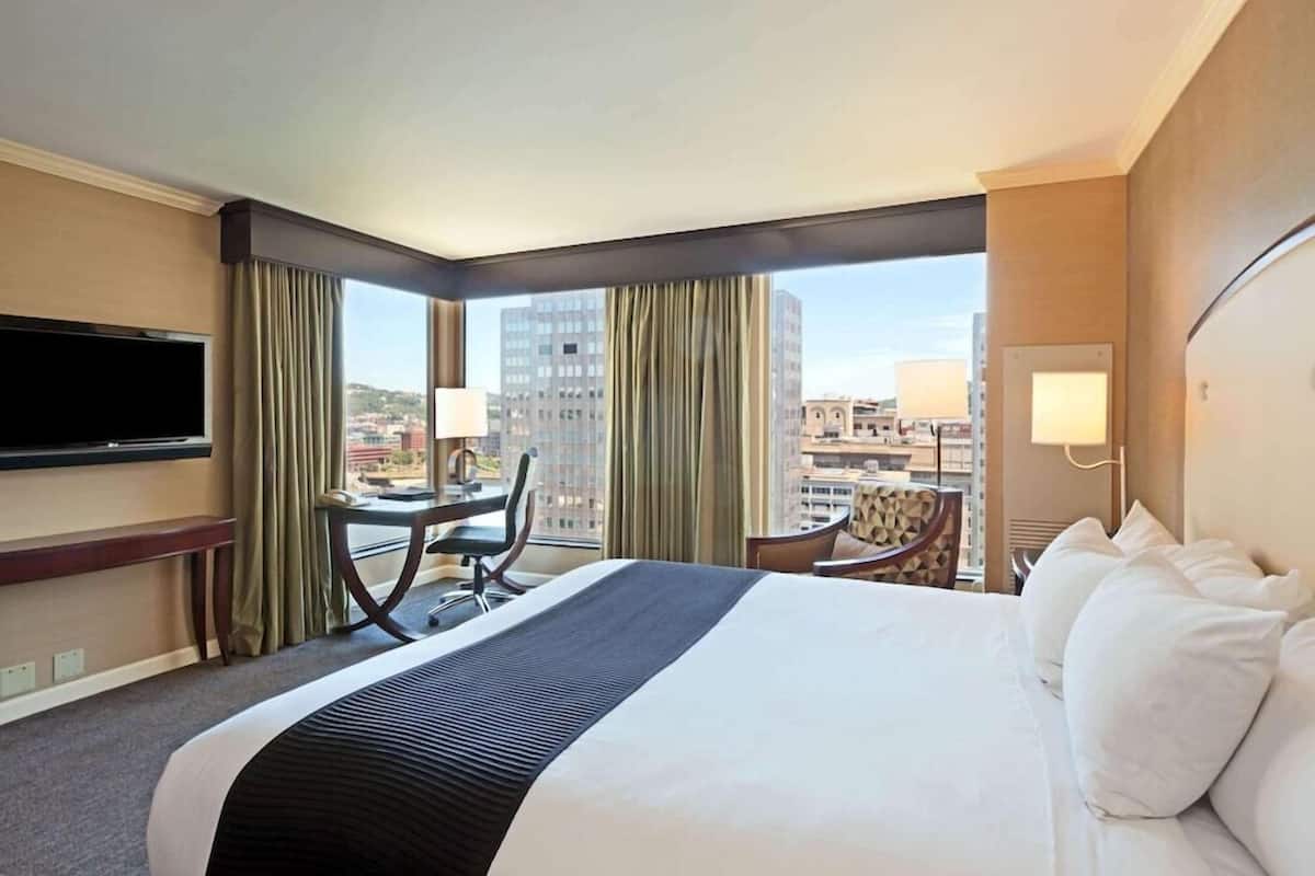 Ropa de cama de alta calidad, camas con pillow-top y escritorio