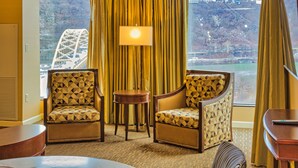 스위트, 킹사이즈침대 1개, 금연 (One-Bedroom Suite) | 고급 침구, 필로우탑 침대, 책상, 암막 커튼