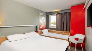 Standaard tweepersoonskamer, Meerdere bedden | Luxe beddengoed, een bureau, geluiddichte muren