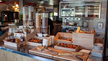 Tägliches Frühstücksbuffet (12.90 EUR pro Person)