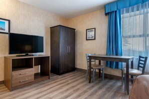 Premium bedding, desk, laptop workspace, iron/ironing board - Quality Suites Quebec (Québec City)