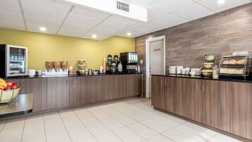 Café da manhã com buffet grátis todos os dias