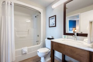Bañera con ducha, artículos de tocador gratuitos, secador de pelo