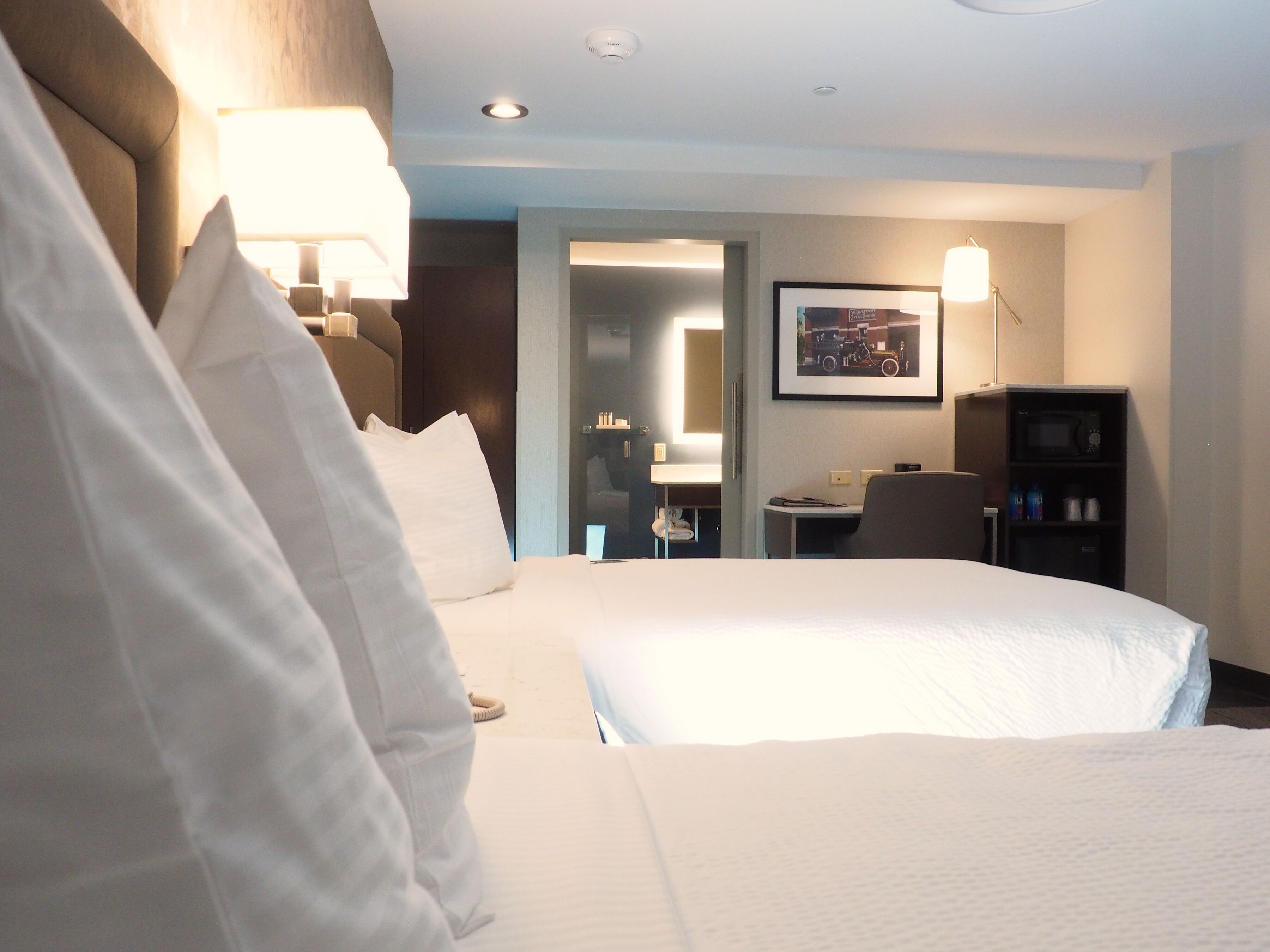 高級寢具、書桌、筆電工作空間、遮光布/窗簾