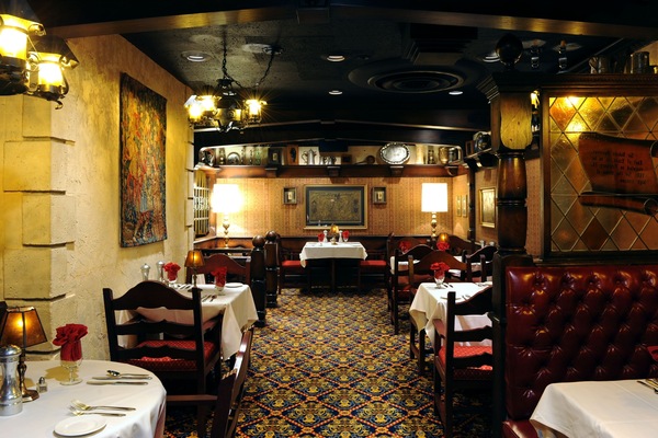 2 restaurantes, se sirven desayunos, comidas, cenas y cocina americana