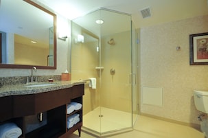 Deluxe Room, 1 King Bed | Bathroom | Free toiletries, hair dryer, towels, soap