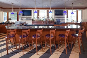 2 restaurants; breakfast, lunch and dinner served