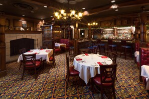 2 restaurants; breakfast, lunch, and dinner served - Kahler Grand Hotel (Rochester)