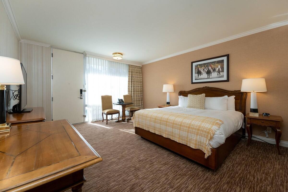 Premium bedding, in-room safe, desk, blackout drapes