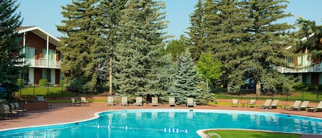 Una piscina al aire libre, tumbonas