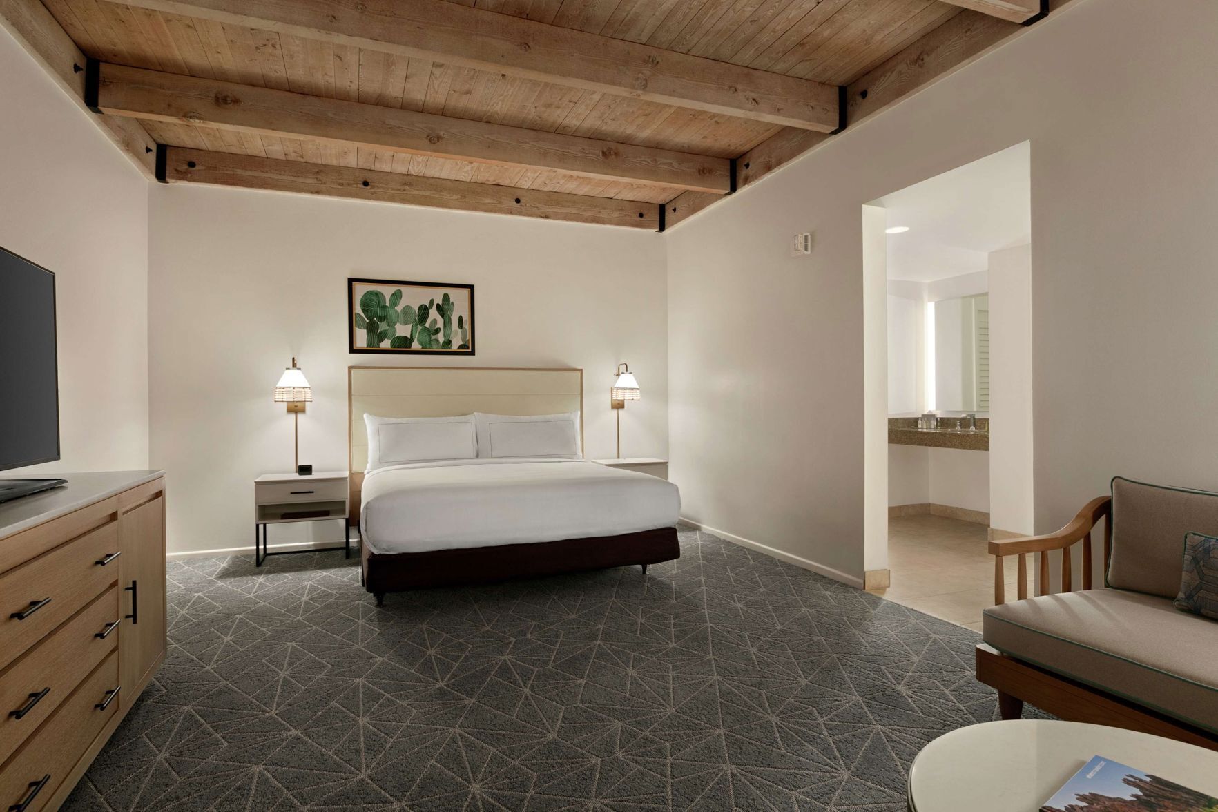 Luxe beddengoed, donsdekens, een kluis op de kamer