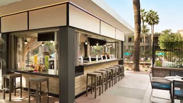 2 piscinas externas, funciona das 6h às 22h, barracas, guarda-sóis