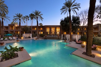 2 outdoor pools, open 6:00 AM to 10:00 PM, cabanas (surcharge) at DoubleTree Resort by Hilton Paradise Valley - Scottsdale