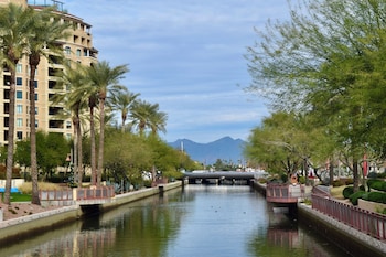 Shopping center shuttle at DoubleTree Resort by Hilton Paradise Valley - Scottsdale