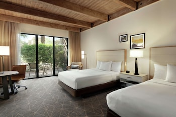 Premium bedding, down comforters, in-room safe, blackout drapes at DoubleTree Resort by Hilton Paradise Valley - Scottsdale