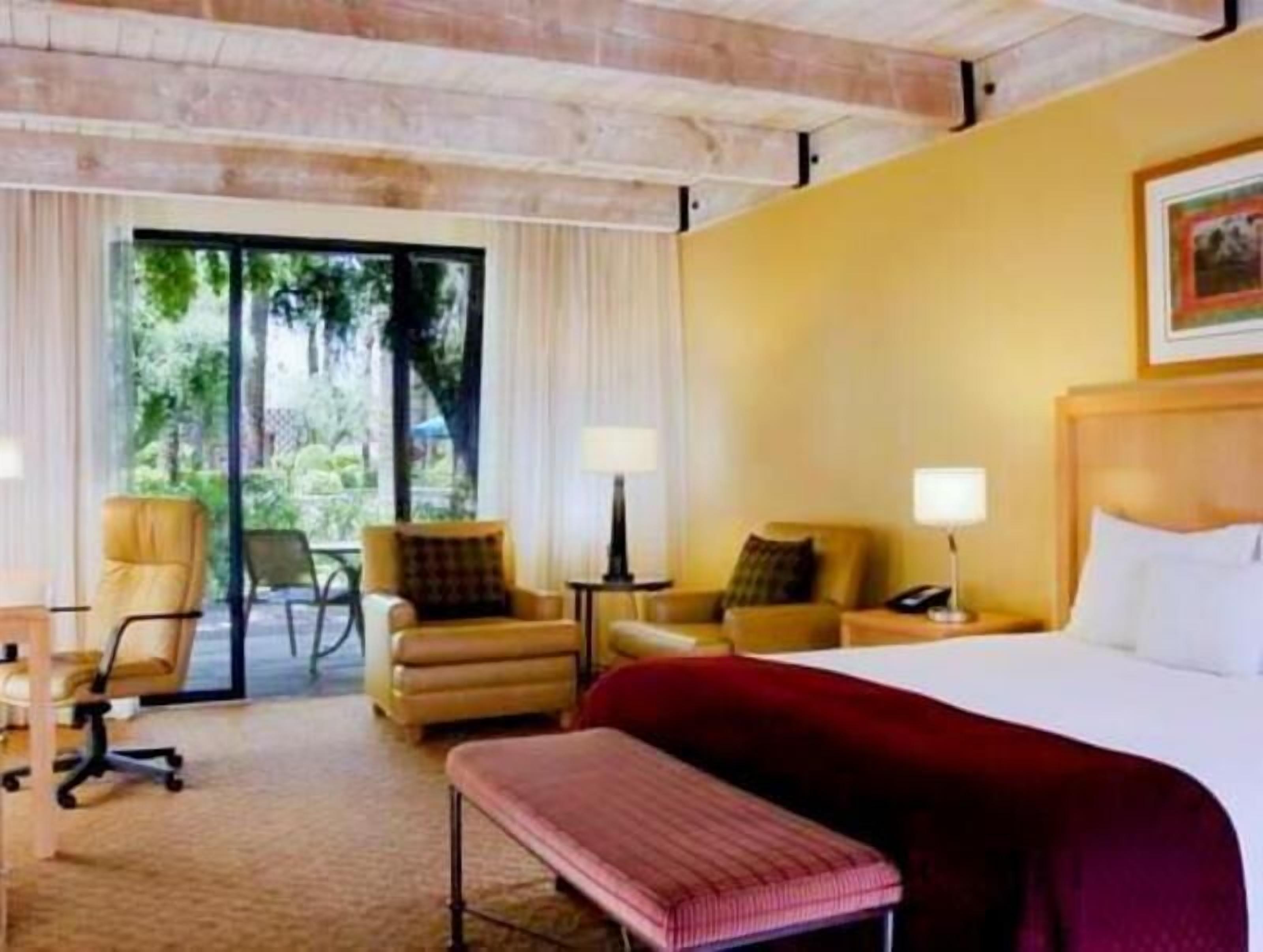 Luxe beddengoed, donsdekens, een kluis op de kamer