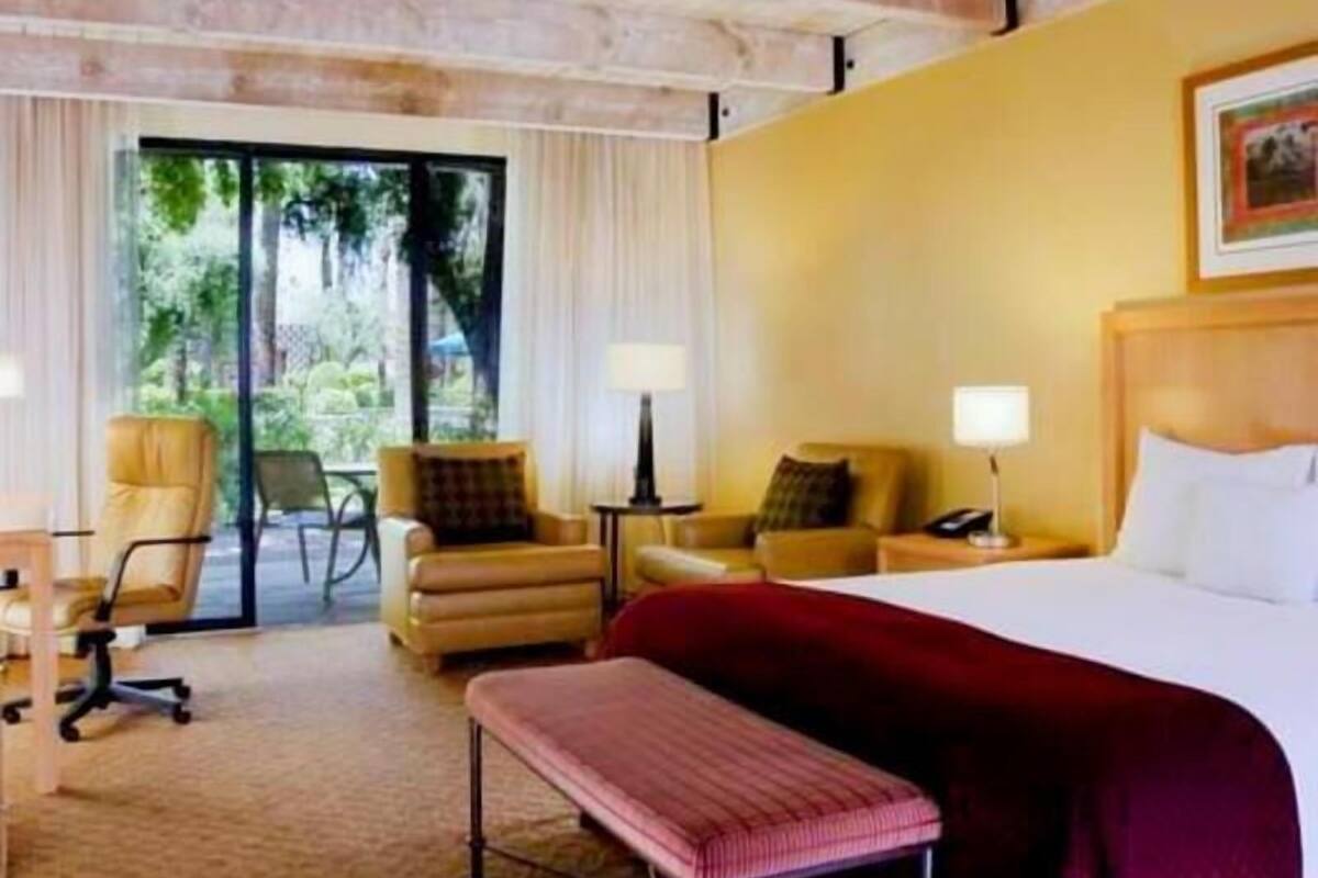Premium bedding, down comforters, in-room safe, blackout drapes