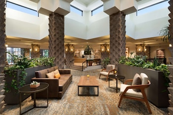 Hotel entrance and lobby at DoubleTree Resort by Hilton Paradise Valley - Scottsdale