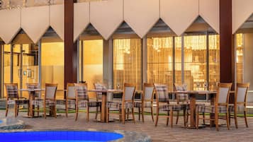 Serveert ontbijt, lunch, diner, internationale gerechten