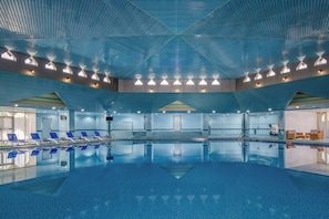 Piscine couverte, chaises longues