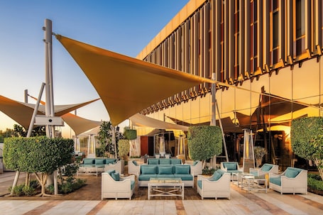 Breakfast, lunch, dinner served; international cuisine