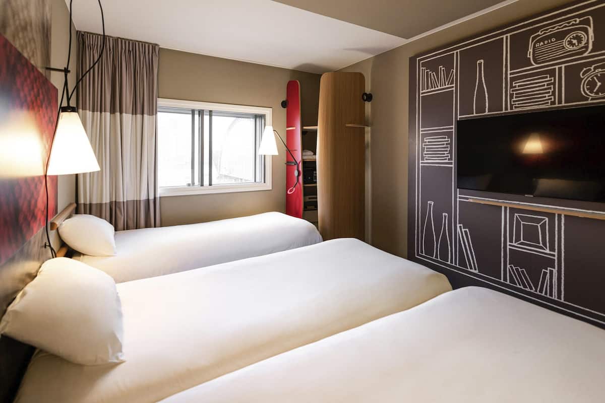 Room, 3 Twin Beds | Hypo-allergenic bedding, in-room safe, desk, soundproofing