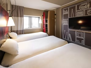 Chambre, 3 lits une place | Literie hypoallergénique, coffres-forts dans les chambres, bureau