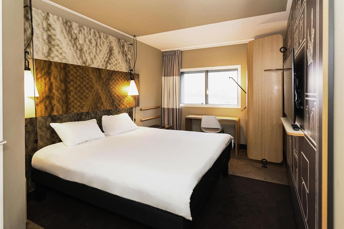 Room, 1 Double Bed | Hypo-allergenic bedding, in-room safe, desk, soundproofing