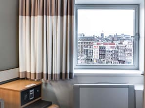 Hypo-allergenic bedding, in-room safe, desk, soundproofing - ibis Amsterdam Centre (Amsterdam)