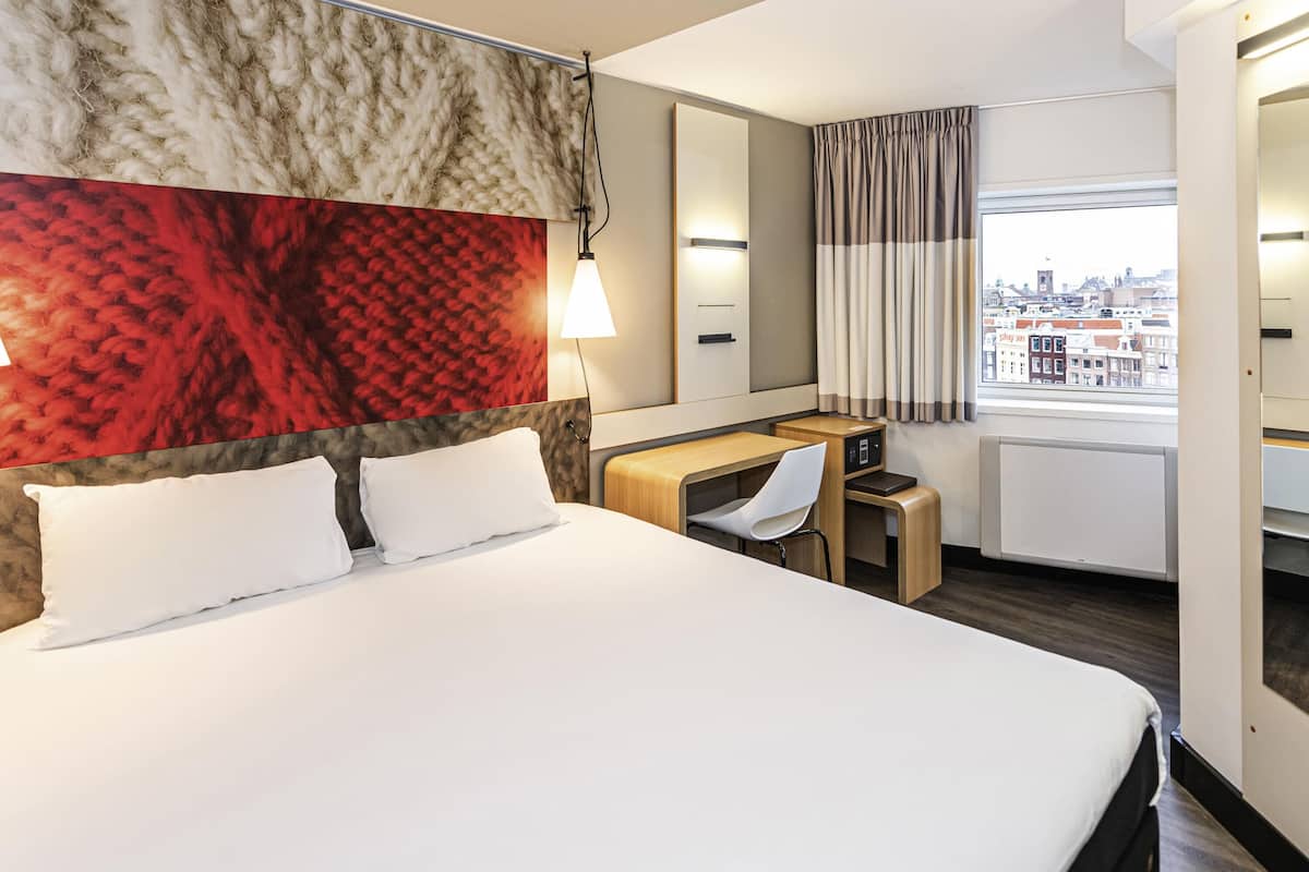 Room, 1 Double Bed (Cosy) | Hypo-allergenic bedding, in-room safe, desk, soundproofing