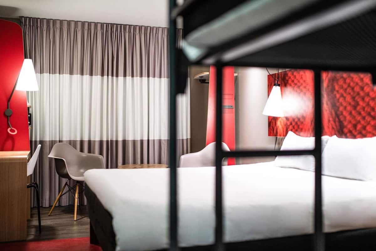 Family Room, Multiple Beds (View of the trains) | Hypo-allergenic bedding, in-room safe, desk, soundproofing