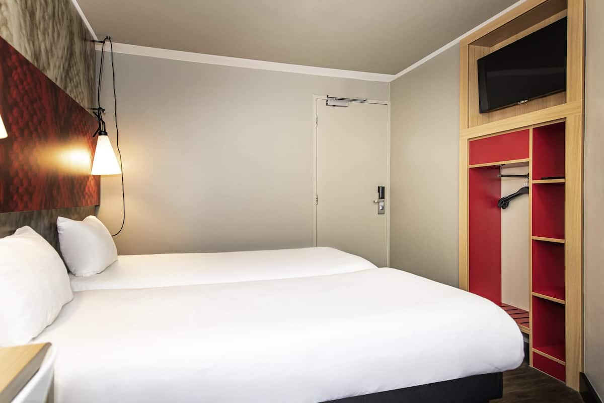 Room, 2 Twin Beds (Cosy) | Hypo-allergenic bedding, in-room safe, desk, soundproofing