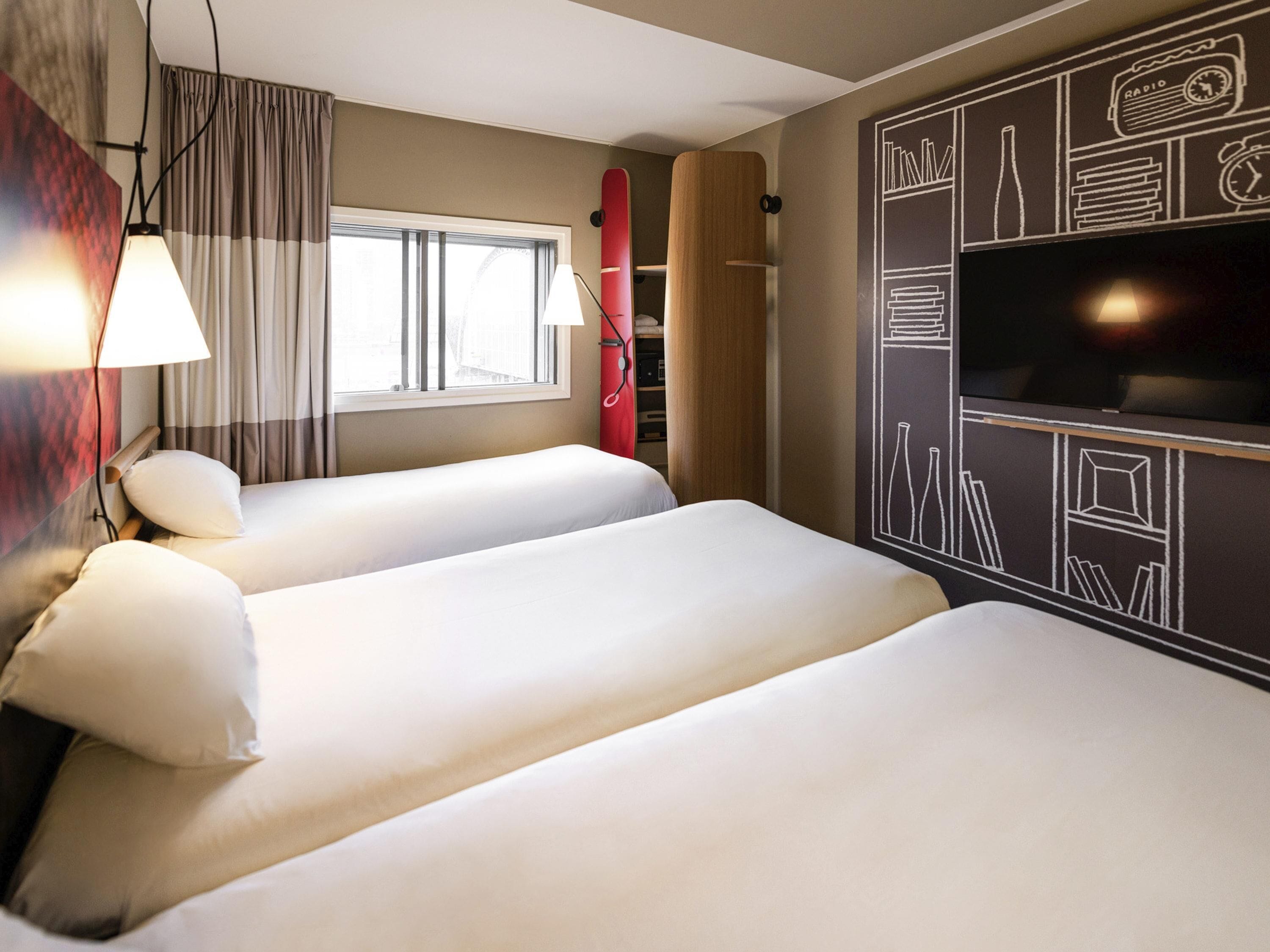 Kamer, 3 eenpersoonsbedden | Hypoallergeen beddengoed, een kluis op de kamer, een bureau