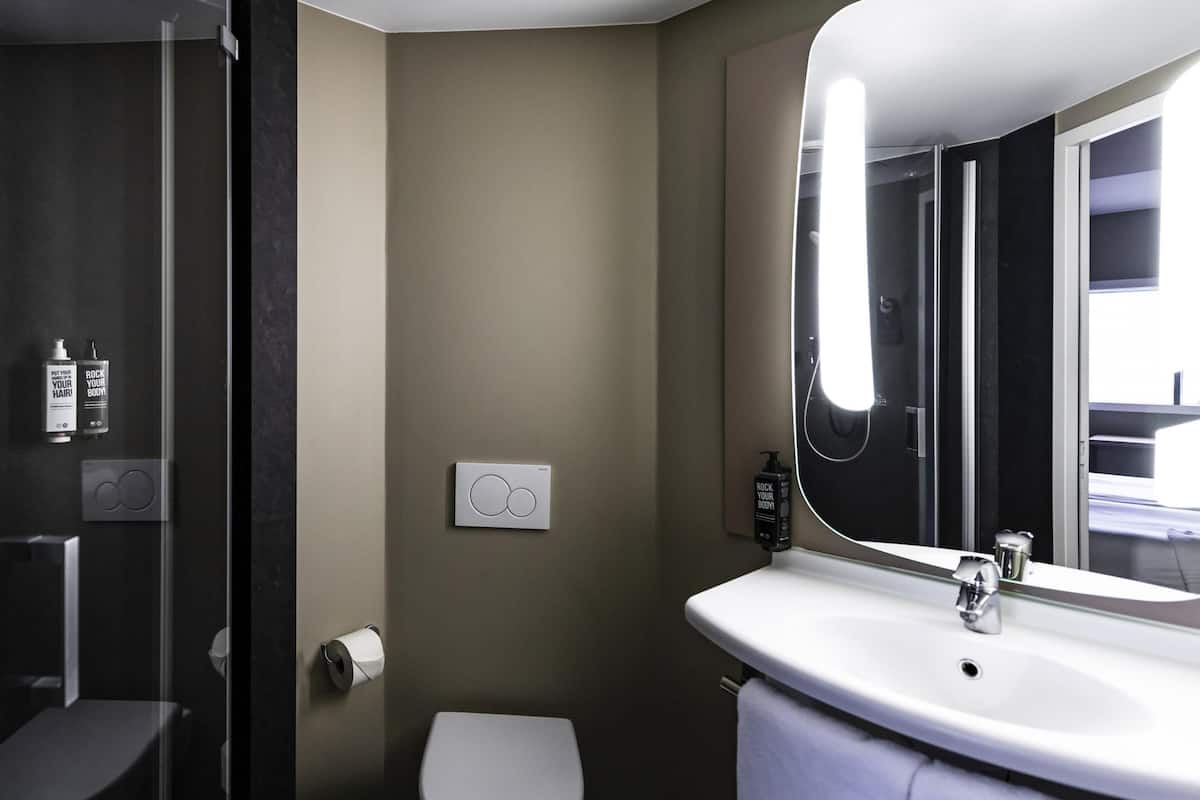 Hypo-allergenic bedding, in-room safe, desk, soundproofing