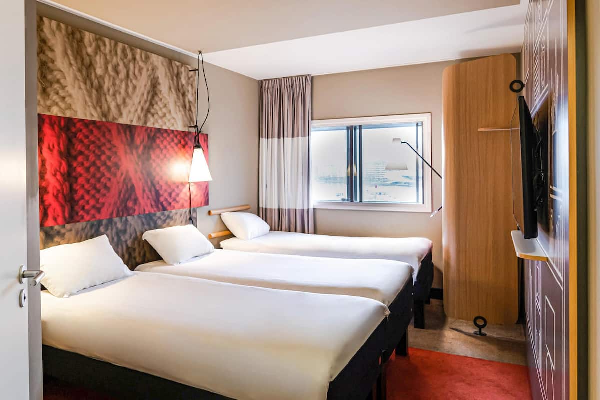 Kamer, 3 eenpersoonsbedden | Hypoallergeen beddengoed, een kluis op de kamer, een bureau