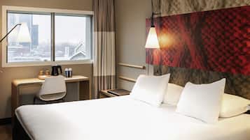 Chambre, 1 lit double, vue fleuve | Literie hypoallergénique, coffres-forts dans les chambres, bureau