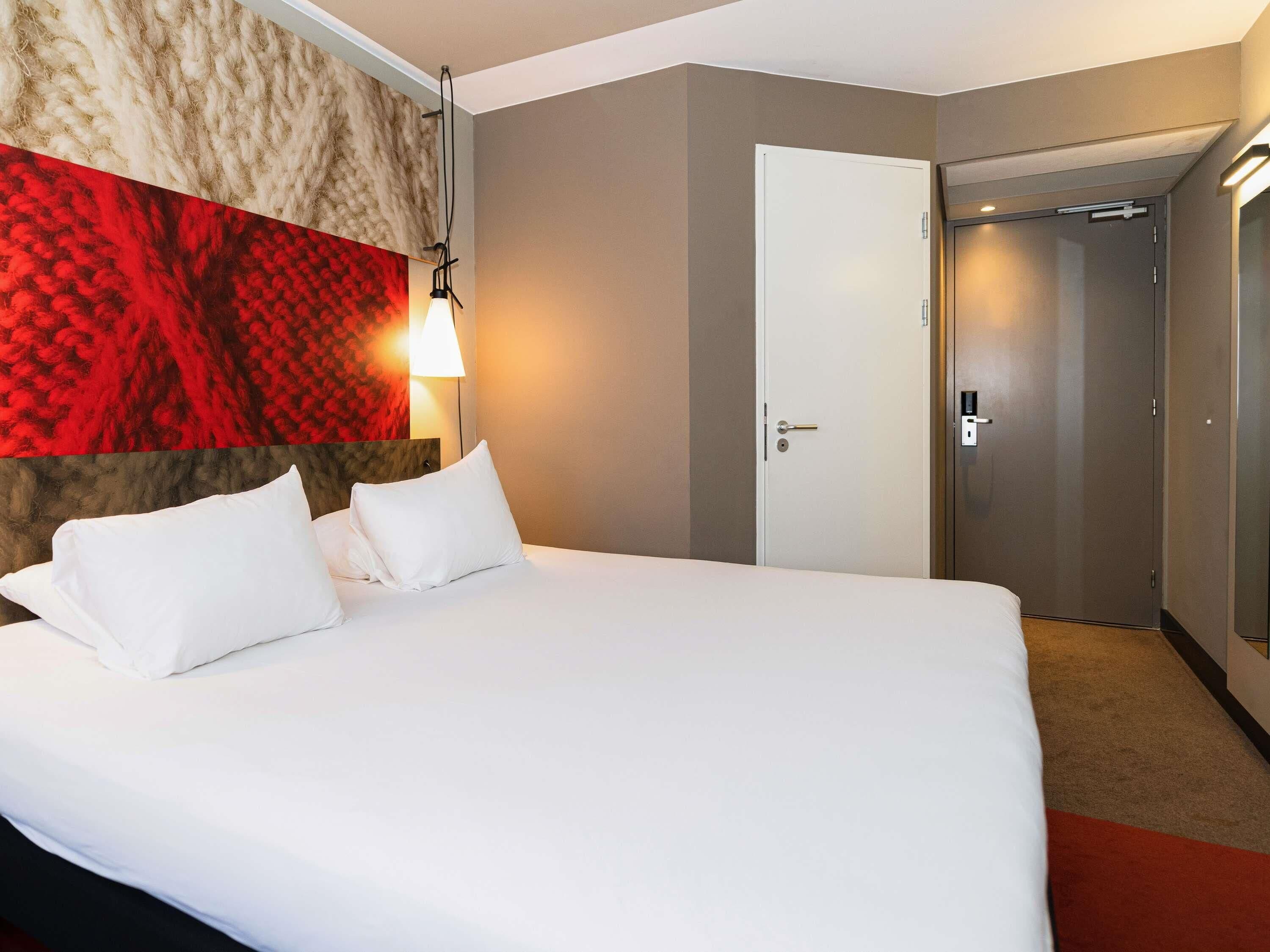 Hypo-allergenic bedding, in-room safe, desk, soundproofing