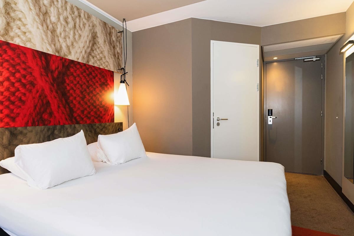 Hypo-allergenic bedding, in-room safe, desk, soundproofing