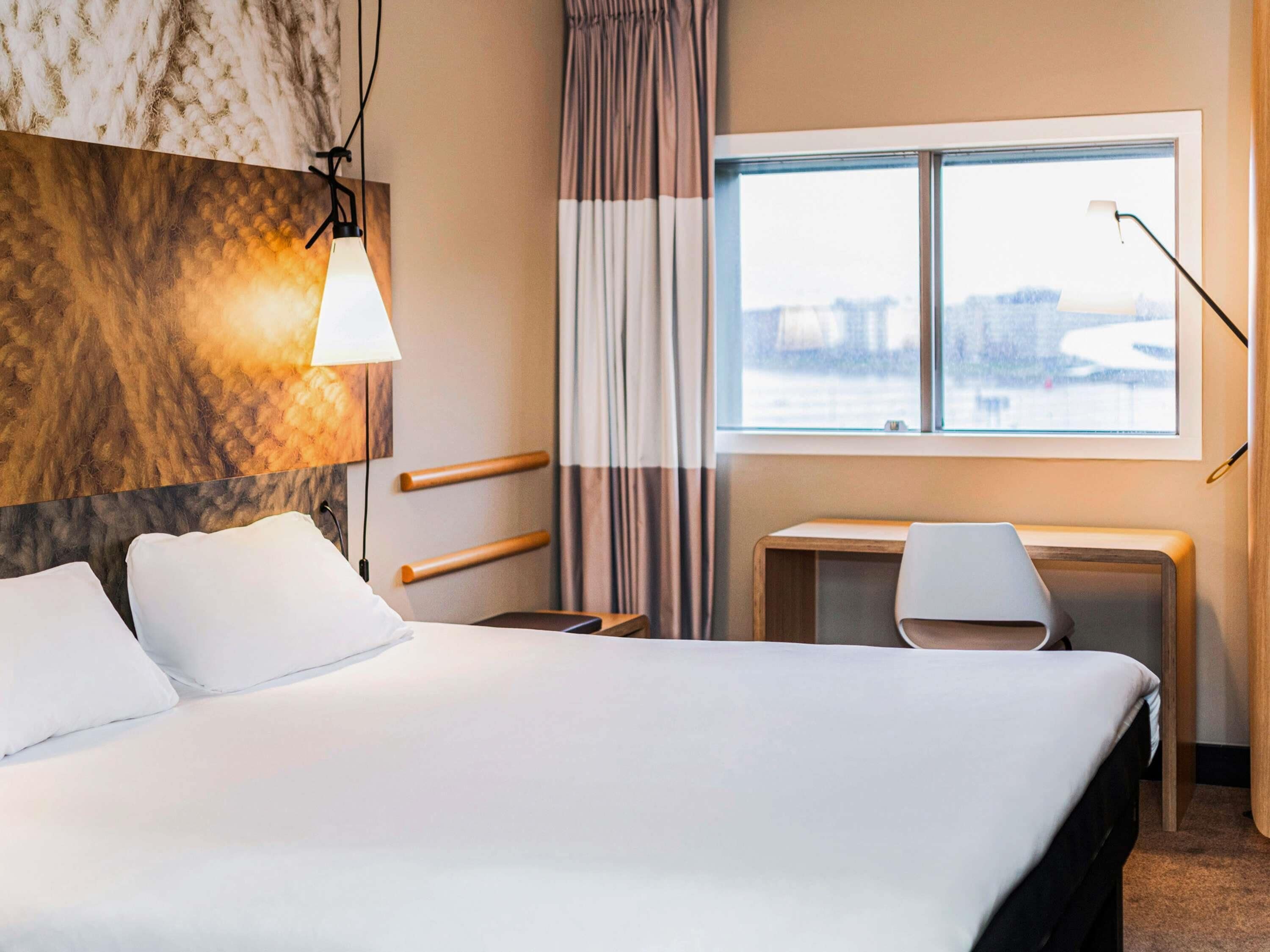 Room, 1 Double Bed | Hypo-allergenic bedding, in-room safe, desk, soundproofing