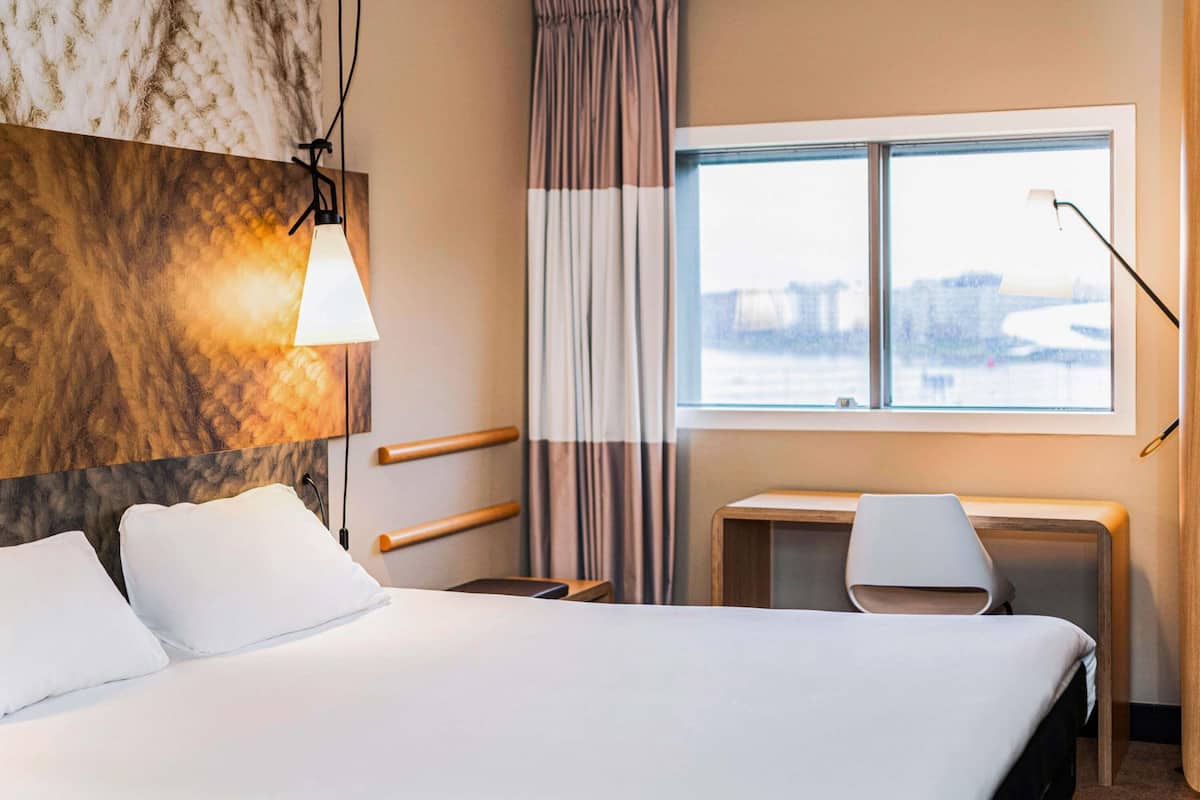 Room, 1 Double Bed | Hypo-allergenic bedding, in-room safe, desk, soundproofing