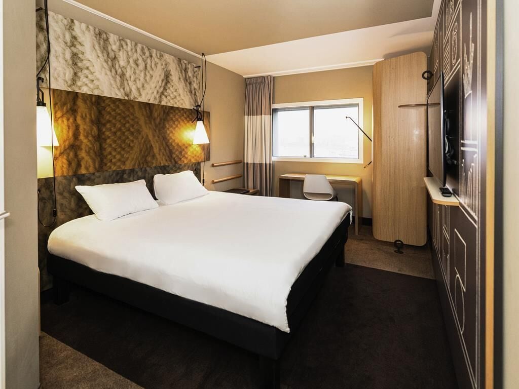 Room, 1 Double Bed | Hypo-allergenic bedding, in-room safe, desk, soundproofing