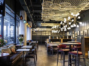 每日供應自助早餐 (每人 EUR19)