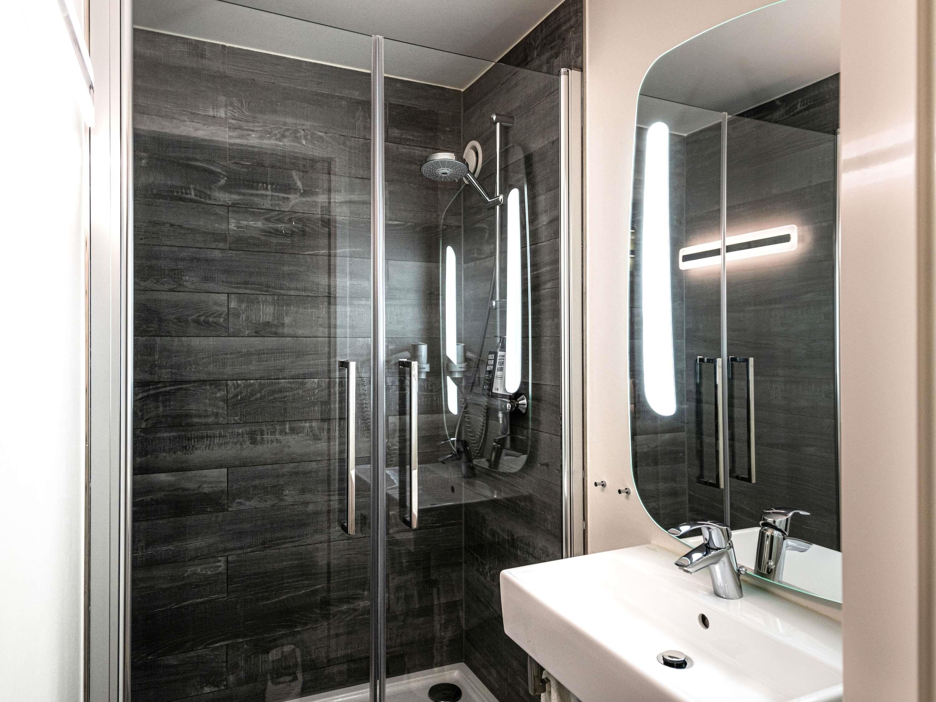 Dusche, Regendusche, umweltfreundliche Kosmetikartikel, Haartrockner