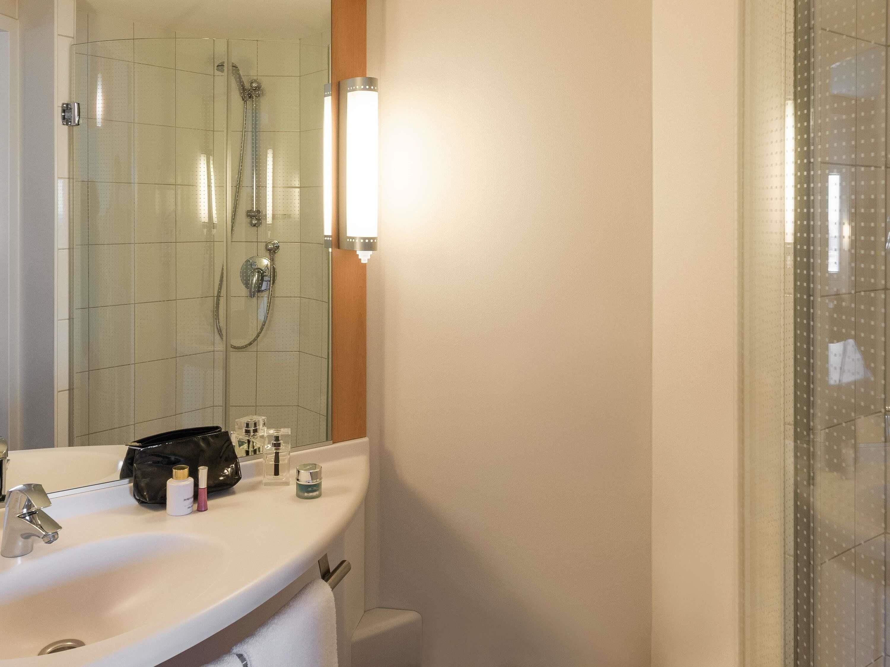 Room, 1 Double Bed | Hypo-allergenic bedding, in-room safe, desk, soundproofing