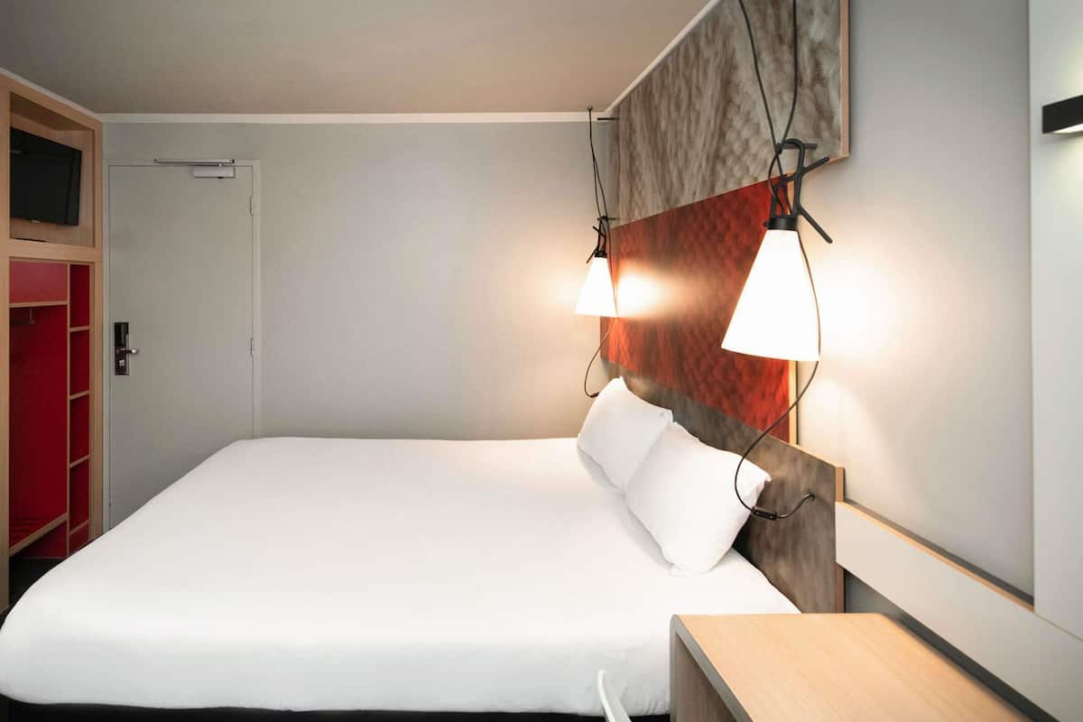 Hypoallergeen beddengoed, een kluis op de kamer, een bureau