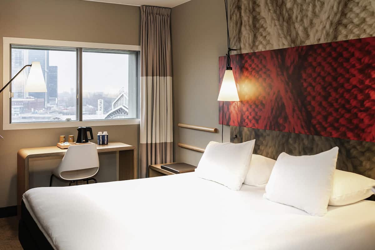 Room, 1 Double Bed, River View | Hypo-allergenic bedding, in-room safe, desk, soundproofing