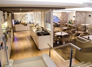 Petit déjeuner buffet (21 EUR par personne)
