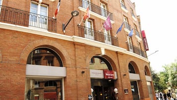 Parking sans voiturier (20 EUR par nuit)